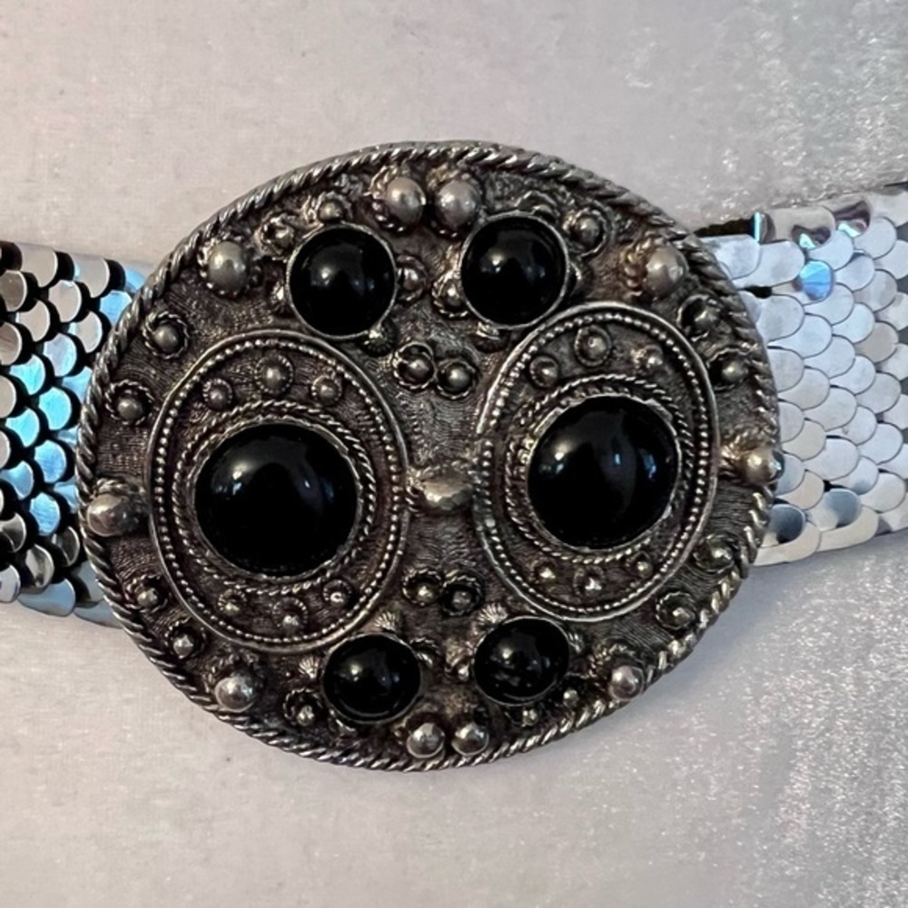 Vintage stretch statement belt silver toned metal disks ornate buckle EUC - Picture 4 of 7